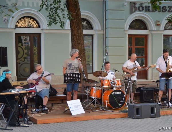 Elkezdődött a Téren-nyáron koncertsorozat – A Jazzy 287 zenélt a belvárosban