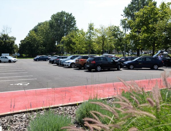 Megújult parkoló a Dunapack előtt - Több mint 2000 négyzetméter kapott szilárd burkolatot
