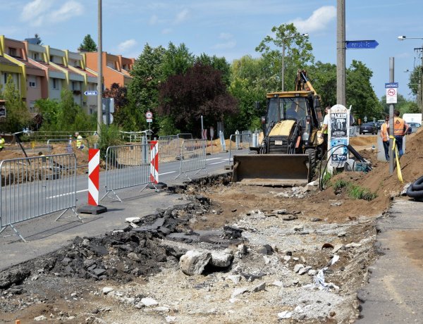 Épül a Csaló közi körforgalom – Torlódás, forgalomkorlátozás a Korányin