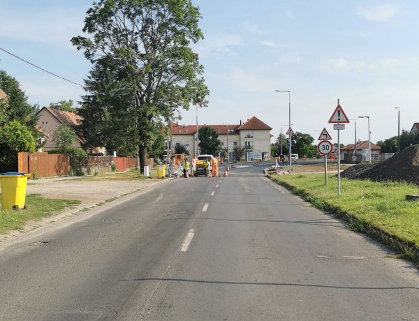 Forgalomkorlátozás – Megkezdődött az aszfaltozás a Szalag utcán