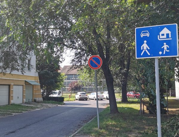 Visszakerültek a táblák – Még biztonságosabb a közlekedés a Semmelweis utcán