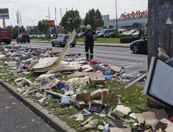 Fagylalt borította a László utcát – Jégkrémet szállító kisteherautó ütközött oszlopnak