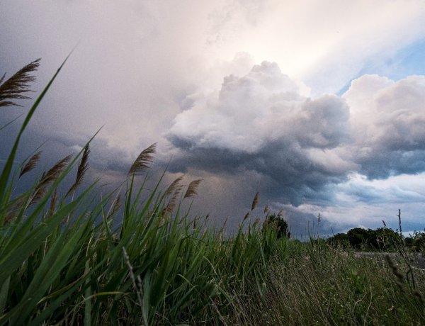 A gomolyfelhős, napos idő mellett zivatarok is várhatók     