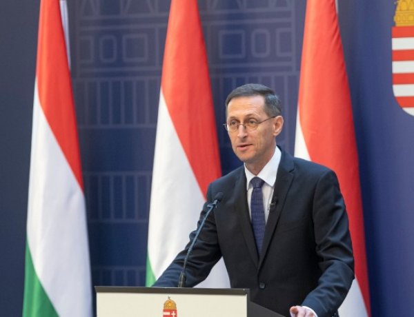 Az ipar területén megvalósuló fejlesztéseket méltatta Varga Mihály