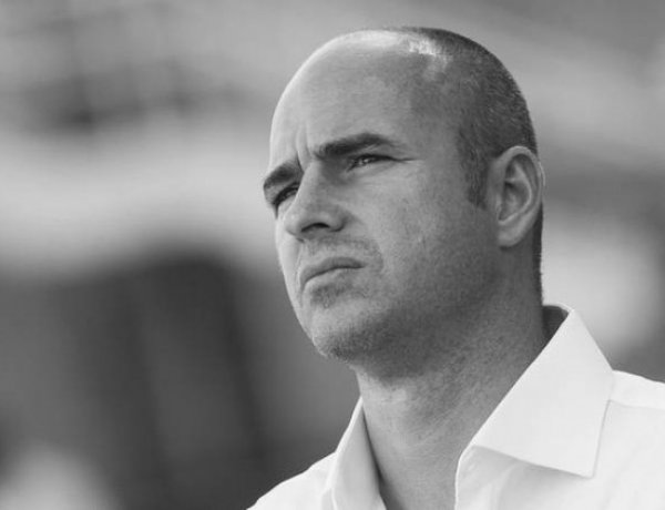 Bekerül Benedek Tibor monogramja és sapkaszáma az UVSE címerébe