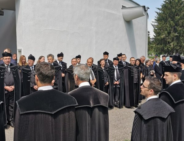 Több ezren kísérték utolsó útjára Sípos Kund Kötöny esperest -A miniszterelnök is itt volt