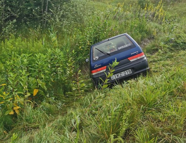 Megsodródott, árokba csapódott - A rendőrök senkit nem találtak az autónál