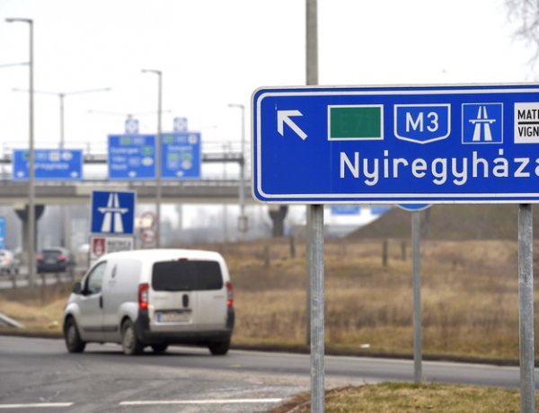 Szalagkorlátnak ütközött egy személygépkocsi az M3-as autópályán