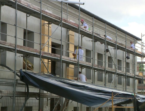 Épül a Szindbád – Zajlanak a munkálatok a színház mellett   