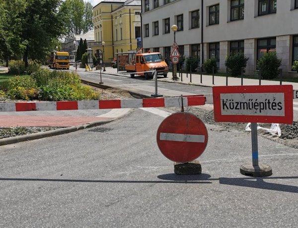 Jó ütemben halad a Benczúr-Bessenyei terek körüli úthálózat és járdák rekonstrukciója