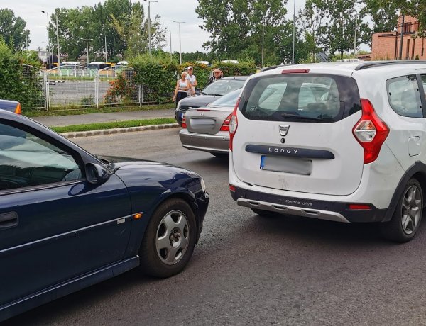 Ráfutásos baleset történt a Törzs utcán, a felek megegyeztek a felelősség kérdésében