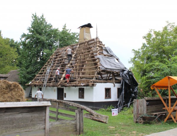Újabb munkálatok a Sóstói Múzeumfalu területén – Két szalmatetős épület is megújul