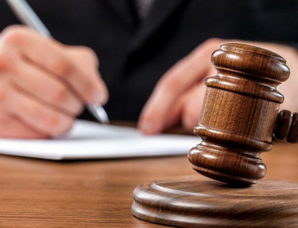 Egy nyíregyházi parkban rabolta ki, rugdosta meg az ismerősét – Letartóztatta a bíróság