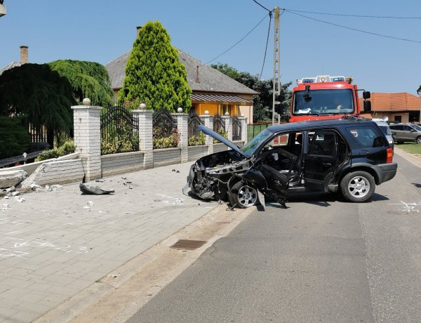 Lesodródott az útról és kerítésnek csapódott egy autó Napkoron