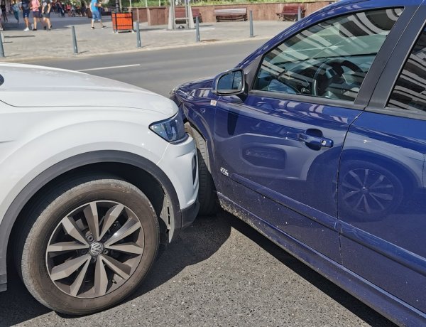 Koccanásos baleset történt a belváros egy forgalmas csomópontjában, nincs sérült