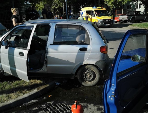 Két autó ütközött péntek reggel a Bokréta és a Bottyán János utca kereszteződésénél