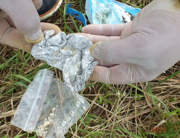 Új pszichoaktív anyaggal kereskedtek, a rendőrök elfogták   