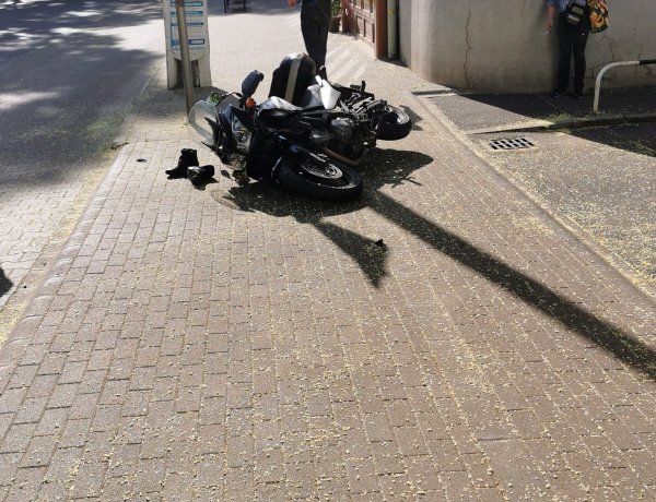 Motoros baleset a Szent István utcán - Súlyosan megsérült a motoros lába