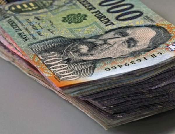 Csaknem kilenc százalékkal nőttek a keresetek, olcsóbb lehet a hitel