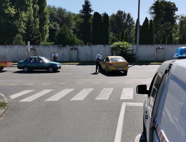 Szombat délelőtt két autó ütközött a Korányi utcán – Senki nem sérült meg