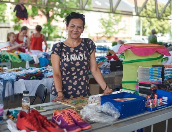 Könnyen eladhatja megunt darabjait -Bababörze a Búza téri Piaccsarnok külső fedett részén 