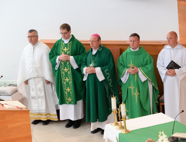 Beiktatták Csordás Gábort plébánosi tisztségébe a borbányai római katolikus templomban