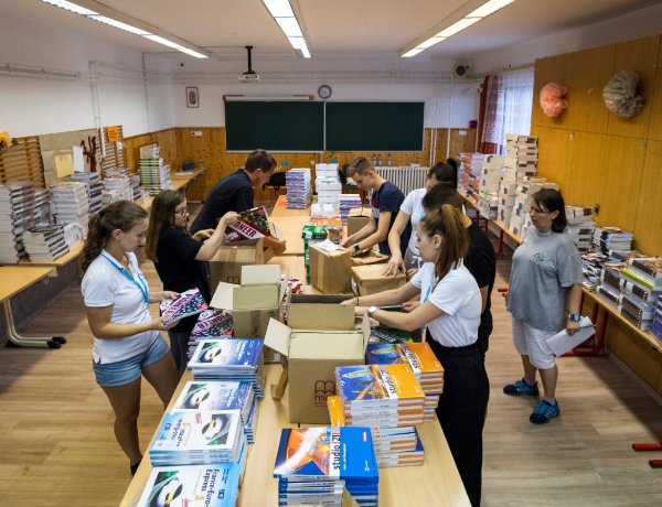 Kétezer iskolatáskát szeretnének megtölteni iskolaszerekkel 