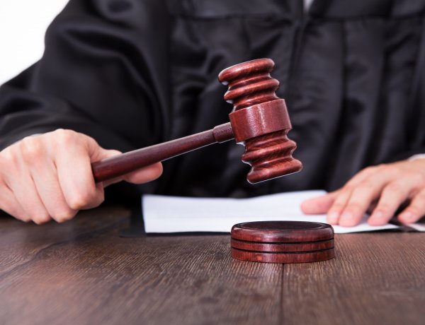 Négyen támadtak rá egy férfira Nyíregyházán – Letartóztatta őket a bíróság