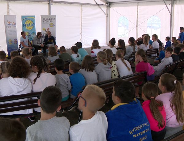 Újabb példaképek érkeztek - az UVSE két vízilabdázója tartott előadást Sóstón