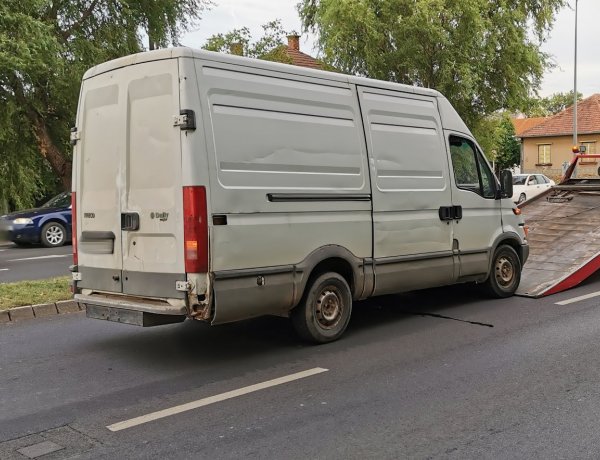 Menet közben esett ki egy kisteherautó bal első kereke a László utcán szerda este
