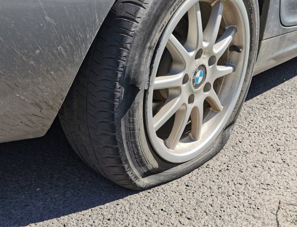 Padkának hajtott egy személygépkocsi a Korányi Frigyes utcán, totálkáros lett a jármű