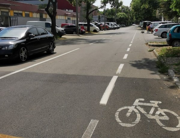 Fokozott figyelemmel közlekedjenek az autósok a Búza utca nyitott kerékpársávjain