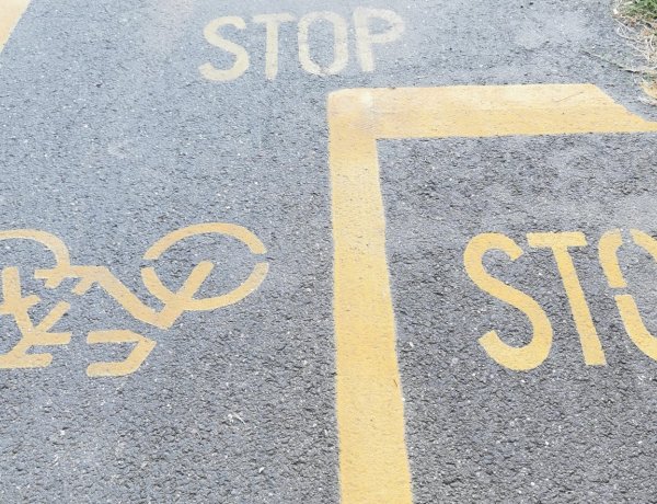 Nem állt meg a kerékpáros a stop táblánál – Egy személygépjármű elütötte