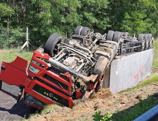 Átszakította a szalagkorlátot és árokba borult egy kamion az M3-as autópályán