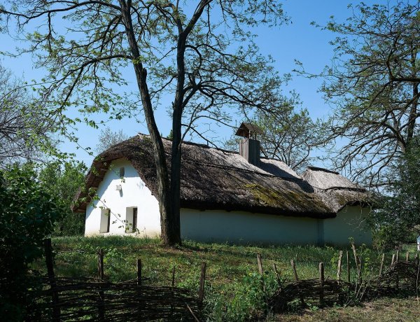 Új szalmatetők készültek a múzeumfaluban – Megújult a sóstói skanzen