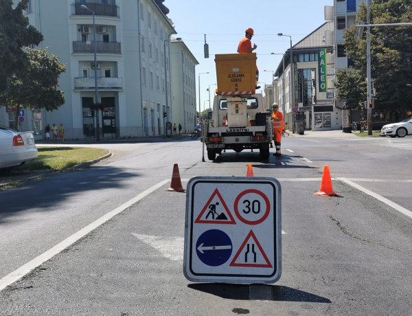 Megkezdődött a belvárosban a forgalmi jelzőlámpák éves rendszeres karbantartása