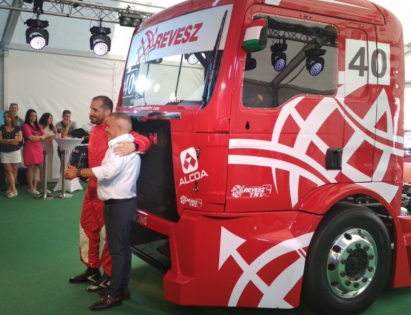 Nyíregyházi csapat az EB-n - Bemutatták a Révész TRT versenykamionját