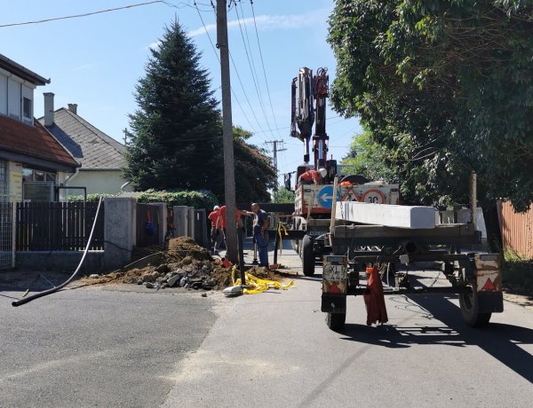 Korszerűsítik a hálózatot az E.ON munkatársai a Rozsnyó utcán