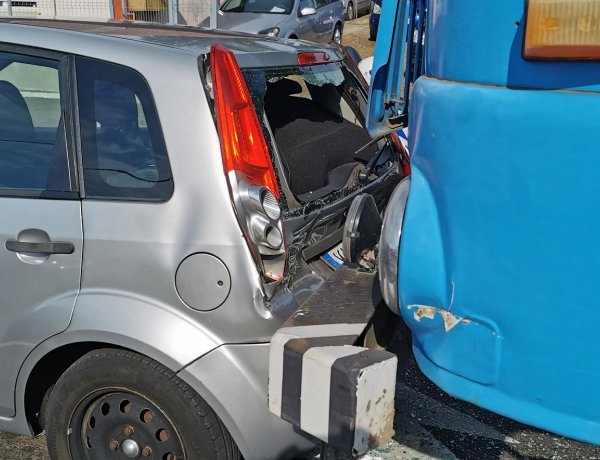 Személyautóba rohant egy teherautó a Debreceni úton, jelentős az anyagi kár