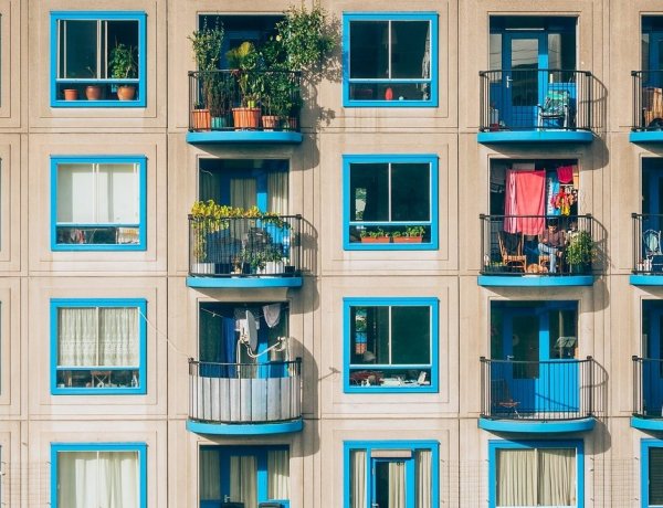 Tíz év alatt felére csökkent a túlzsúfolt lakásokban élők aránya Magyarországon