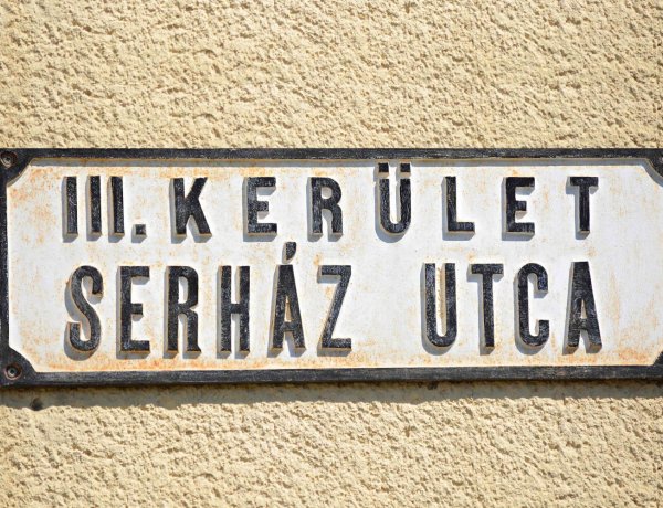 Amiről az utcák mesélnek – Városunk egyik legrégebbi utcája, a Serház utca