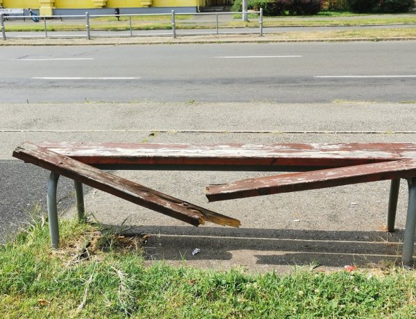 Ismeretlen tettesek okoztak jelentős kárt a Kossuth utcai buszmegálló padjában