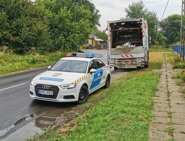 Álló kukásautóba hajtott egy jármű a Simai úton, a sofőr megsérült
