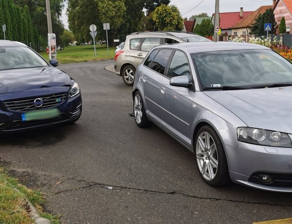 Hármas karambol történt a Család–Semmelweis–Szegfű utcai körforgalomnál, milliós a kár