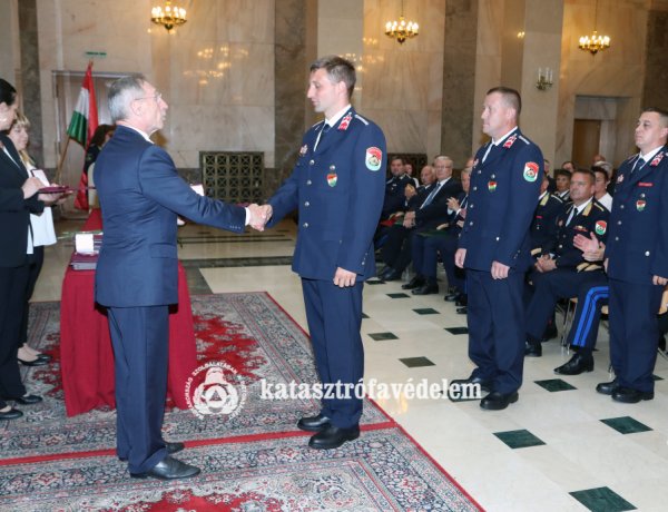 Állami és miniszteri elismeréseket, kitüntetéseket adott át a belügyminiszter