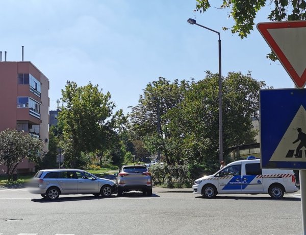 Jelentős anyagi kárral járó baleset történt Nyíregyházán, a Garibaldi utcán