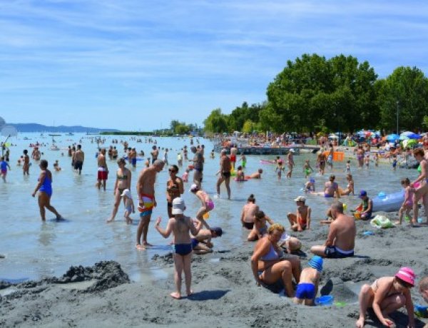 Megteltek a szálláshelyek a hosszú hétvégén -  Nagyon sok a belföldi vendég mindenhol