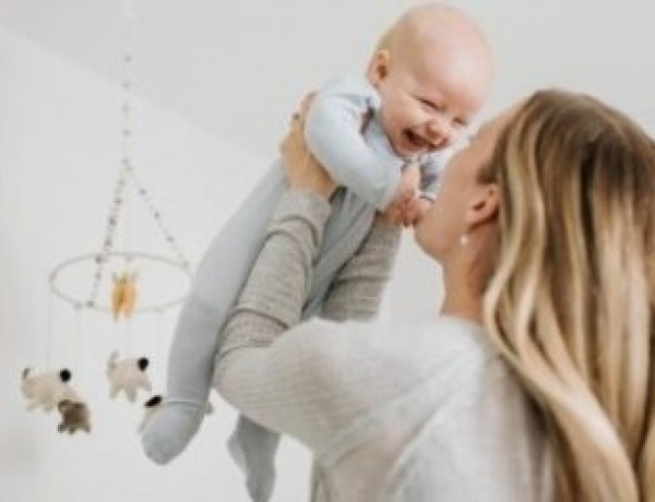 Jövő júliustól összesen egyhavi bérrel emelkedik a csecsemőgondozási díj