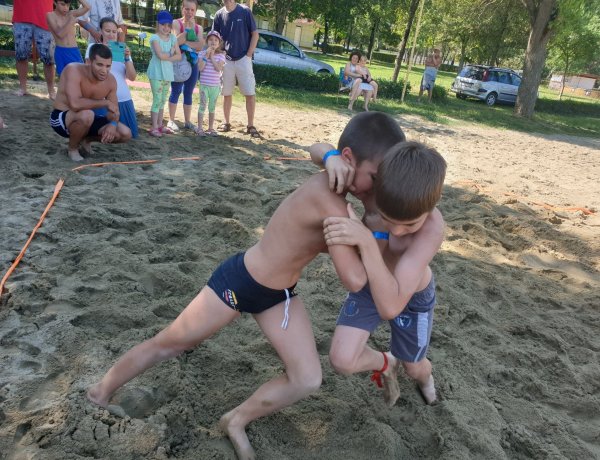 Beindult a birkózó szezon - A strandon kezdtek a Nyírsport SE versenyzői