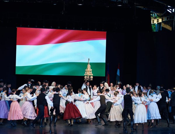 Tévés összefoglaló: a Rózsakert Szabadtéri Színpadon ünnepelt a város augusztus 20-án